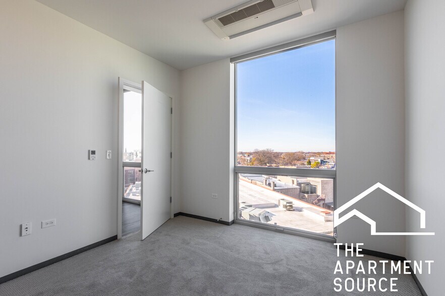 Building Photo - 2340 N California Ave