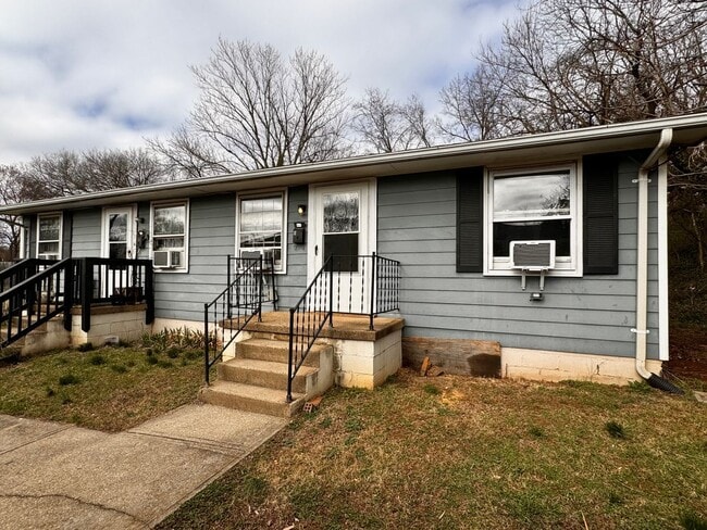 Building Photo - 1500 6th St SE