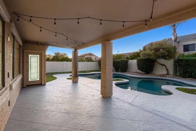 Building Photo - Gorgeous Everything you Need 4Bedroom plus Den Chandler Home!