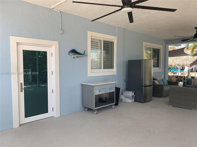 Building Photo - 112 Captains Ct