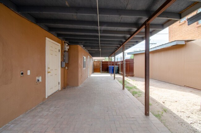 Building Photo - 2 Bed 1 Bath Home with Private Fenced Backyard!