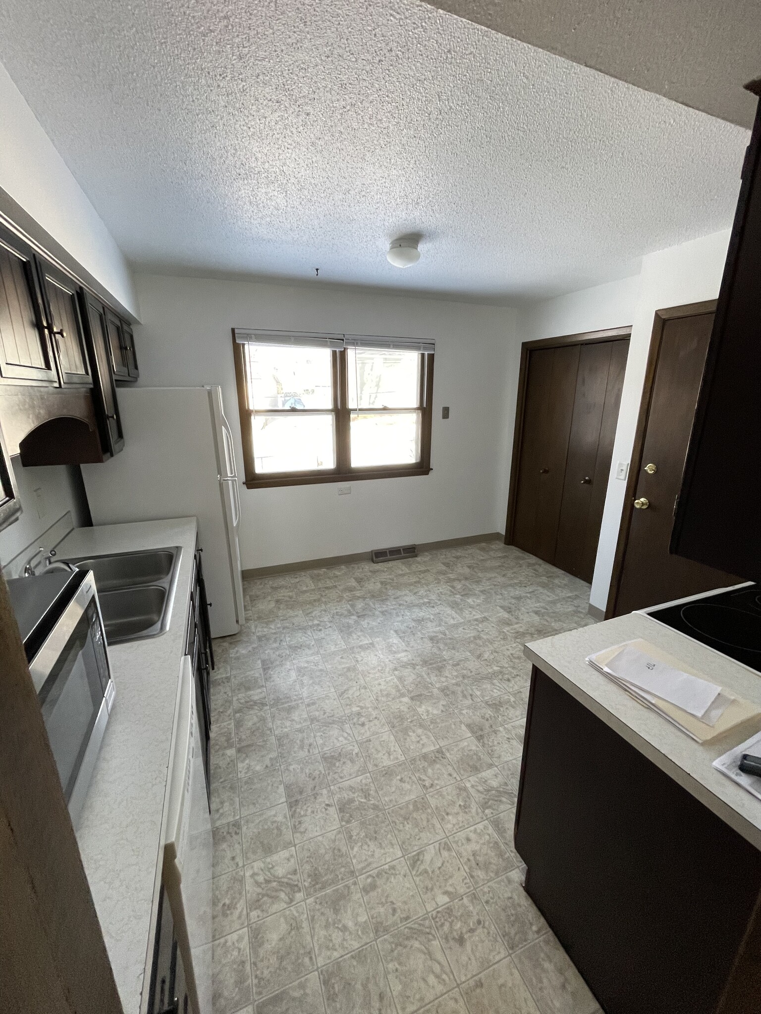 Kitchen with small breakfast nook - 715 Westgate St