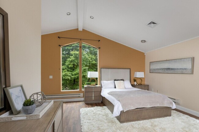 Building Photo - 338 Clove Rd