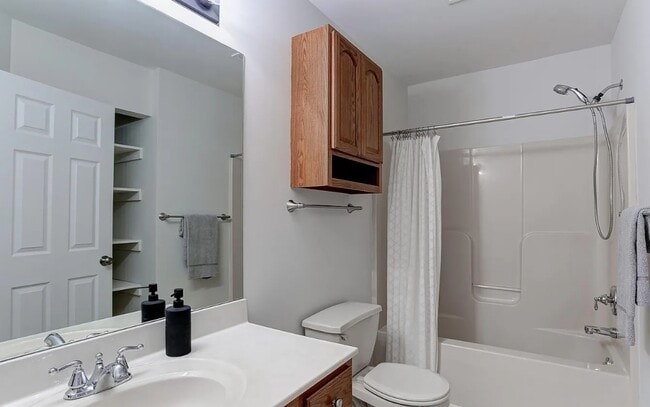 Building Photo - 352 Deerfield Dr
