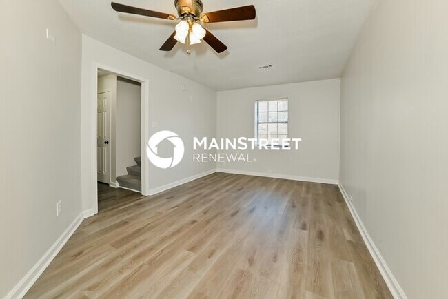Building Photo - 3 Bedroom Pet-Friendly Home in KNOXVILLE, TN with Main Street Renewal