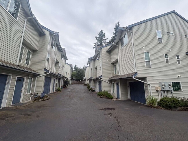 Building Photo - Bright, Spacious Townhome with Stylish Upgrades in Pinehurst/Roosevelt