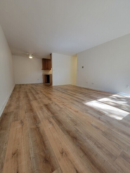 Building Photo - 810 E Shady Way