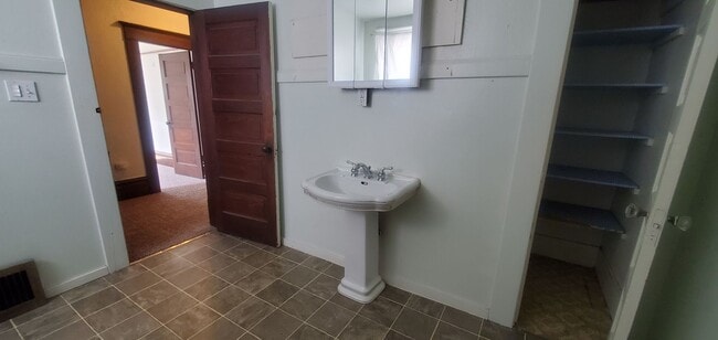 Building Photo - Pre-leasing August - 4bd/2ba