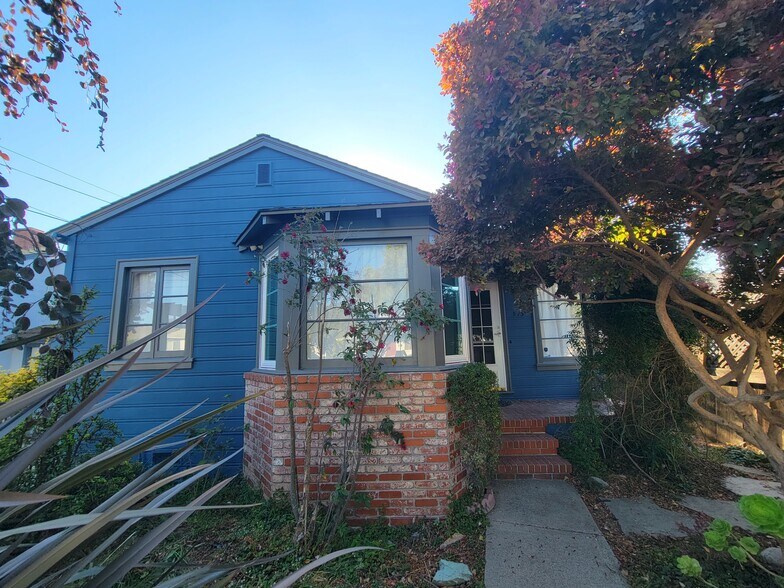 Building Photo - 973 30th St