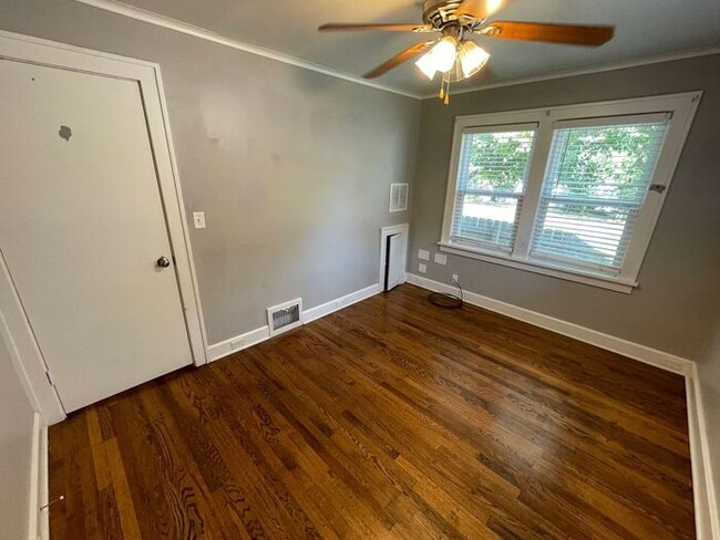 Building Photo - Charming 3 bedroom, 1.5 bathroom home in I...