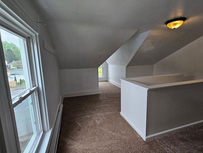 Building Photo - Spacious 3 bedroom 1 bath townhouse for re...