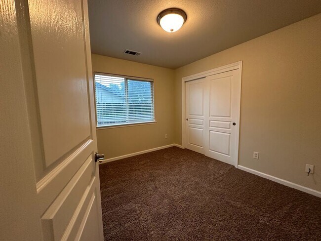 Building Photo - Well maintained home in desirable neighborhood!