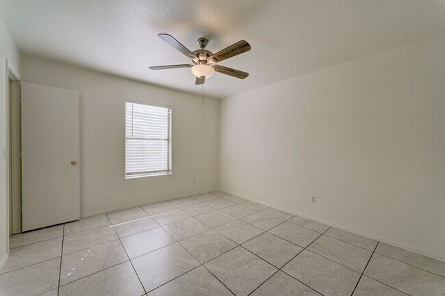 Building Photo - READY TO VIEW NOW! Spacious 3 Bed 2 Bath home in the Estrella Neighborhood
