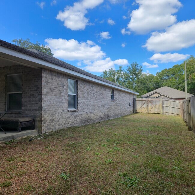 Building Photo - 400 Yancey St