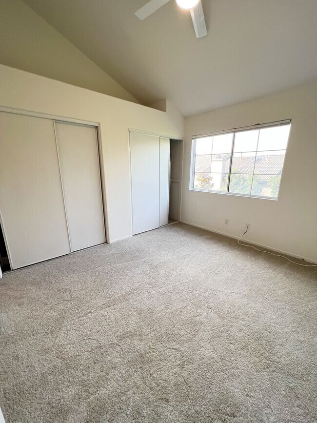 Building Photo - Large Townhome - 3 Bed/ 3 Bath with 2 car garage in Carmel Valley!