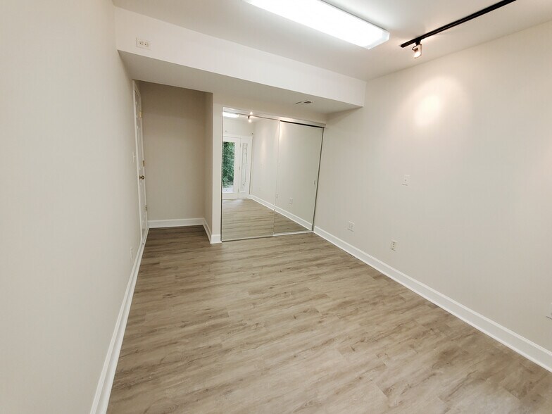 Building Photo - Room in Single Family Home on Henslowe Dr