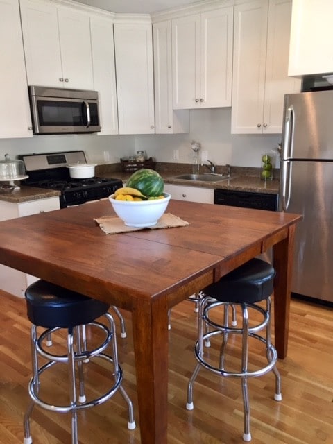 Eat-in Kitchen - 293 Vermont St