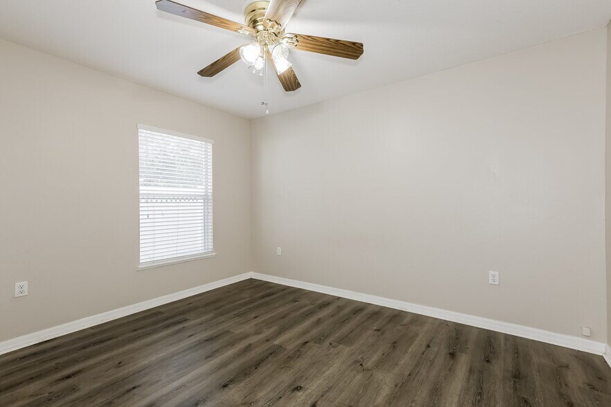 Building Photo - 927 Brenton Leaf Dr