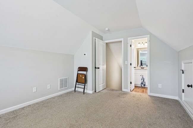 Building Photo - 1121 Birchwood Dr