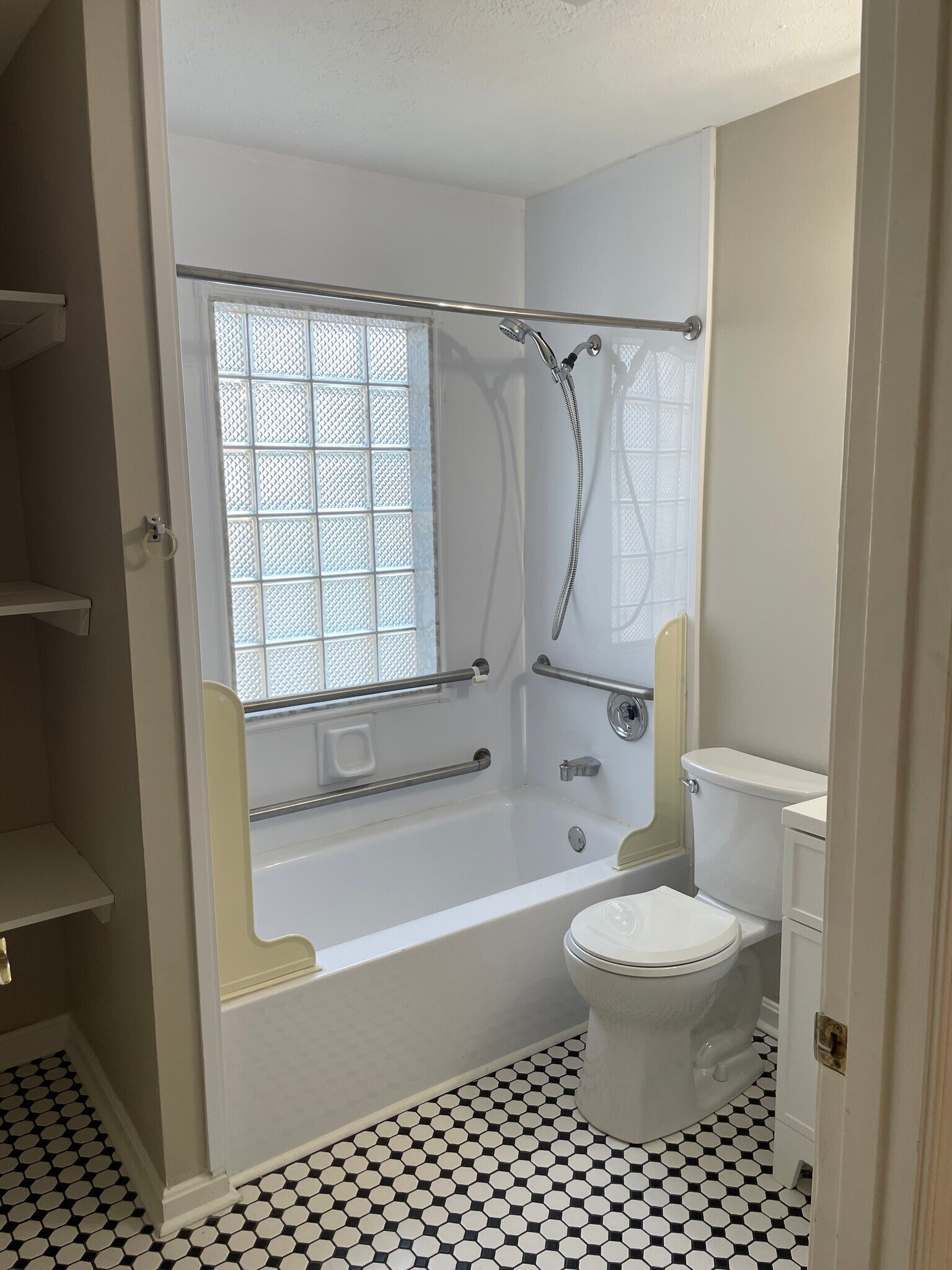 Building Photo - 2913 Abigail Dr