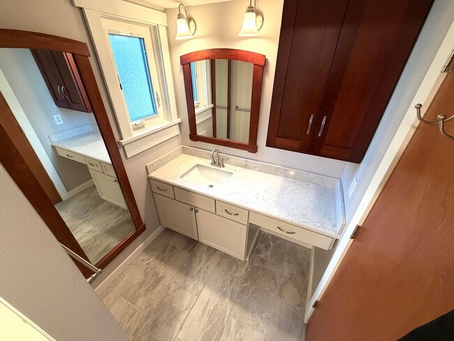 Building Photo - Stunning 2 Bed 1 Bath Condo Close to Downt...