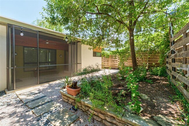 Building Photo - 805 Cumberland Rd