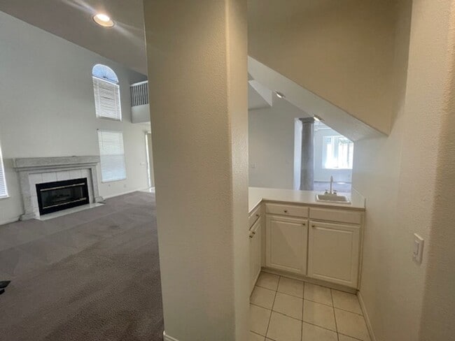 Building Photo - FANTASTIC SPACIOUS HOME LOCATED IN GATED C...