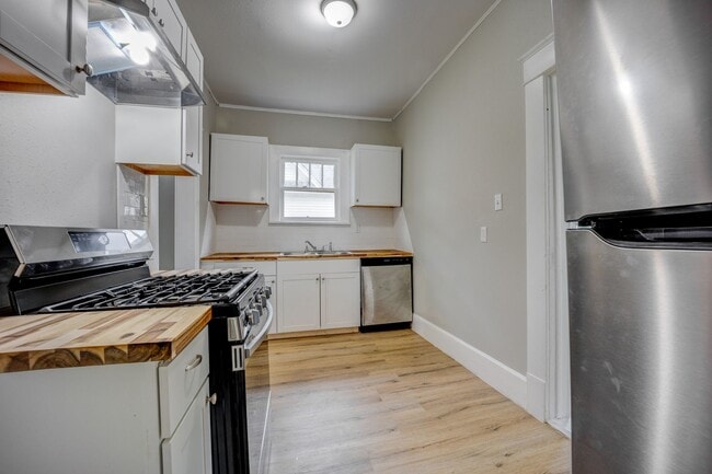 Building Photo - Freshly Updated 2 Bedroom House