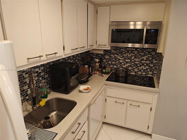 Building Photo - 801 Brickell Bay Dr