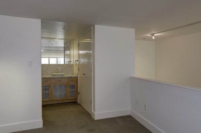Building Photo - Luxurious Live/Work Loft in great DogPatch...