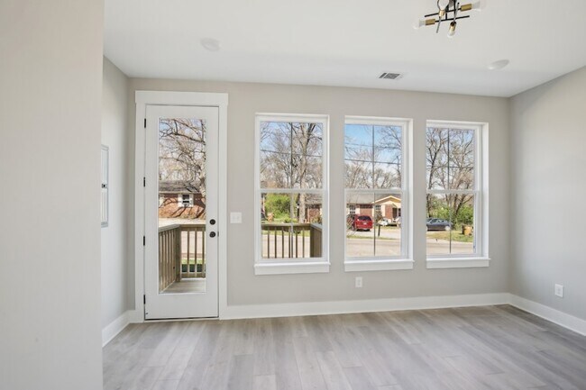 Building Photo - 908 Anderson Ln