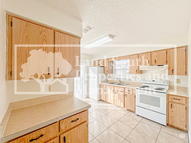 Building Photo - 5824 Charlton Dr