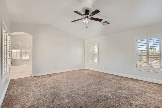 Building Photo - 5 Bedroom in Silverado Ranch!