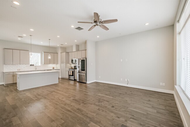 Building Photo - 1305 Mayfair Clarkson Ln