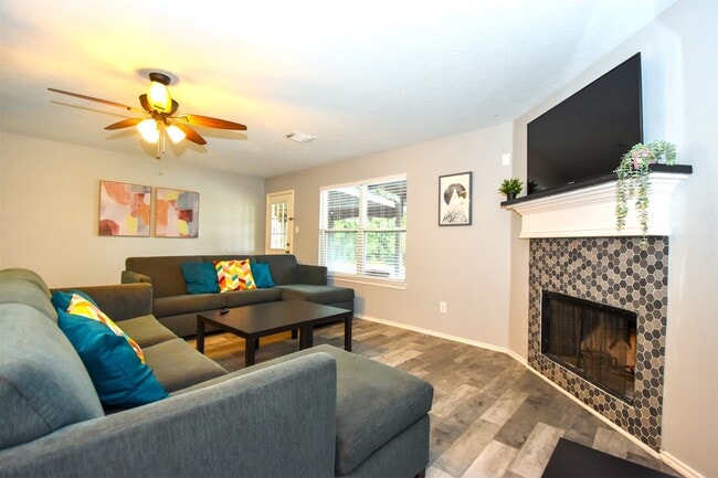 Building Photo - 11007 Shumard Oak Ct