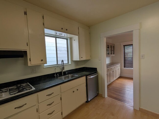 Building Photo - 533 Oak Ave