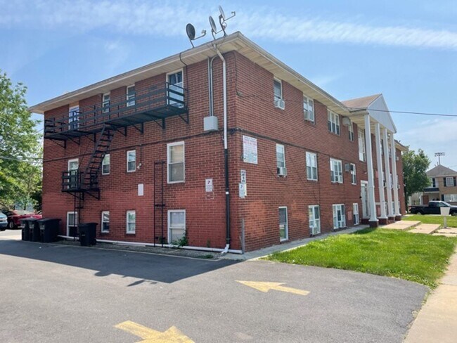 Building Photo - 25 Henry Ave