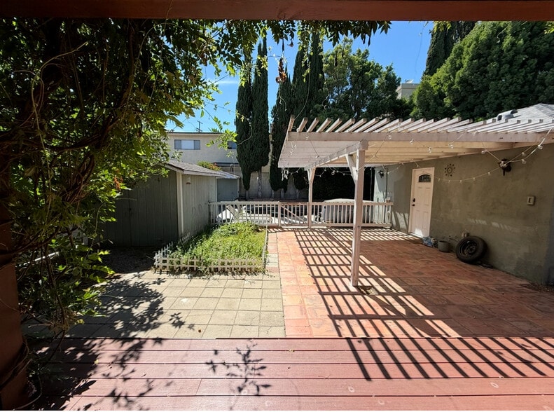 Building Photo - 6330 Longridge Ave