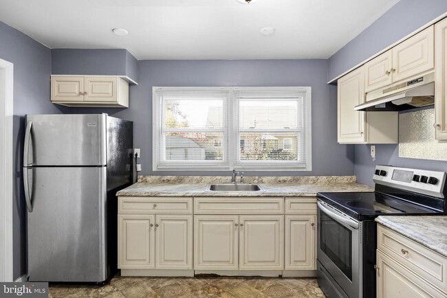 Building Photo - 15 Gallant Ln