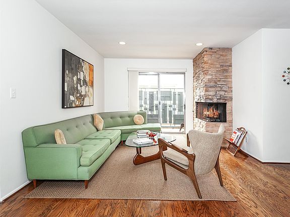 Building Photo - 938 San Vicente Blvd