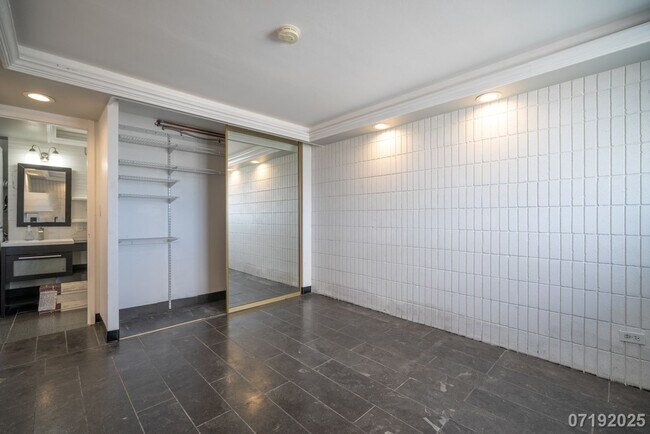 Building Photo - $2,600 / 2br - 730ft2 - 2 Bed 1 Bath Condo...