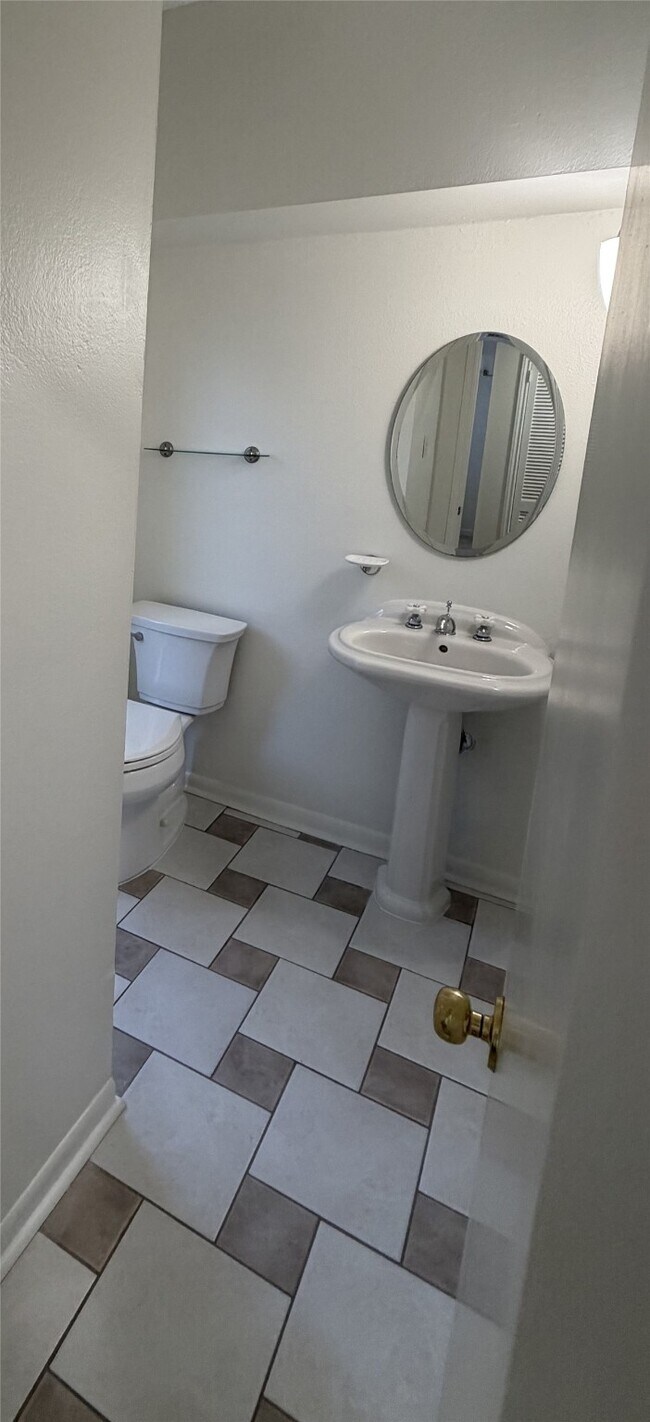 Building Photo - 1025 Fountain View Dr