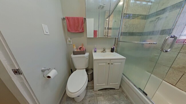Interior Photo - 734-44 W. Aldine