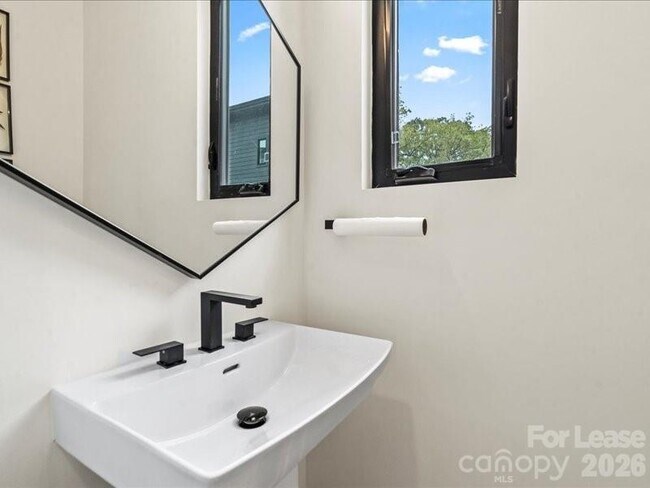 Building Photo - 815 E 36th St