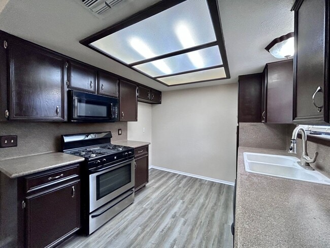 Building Photo - 906 Spring Tree St