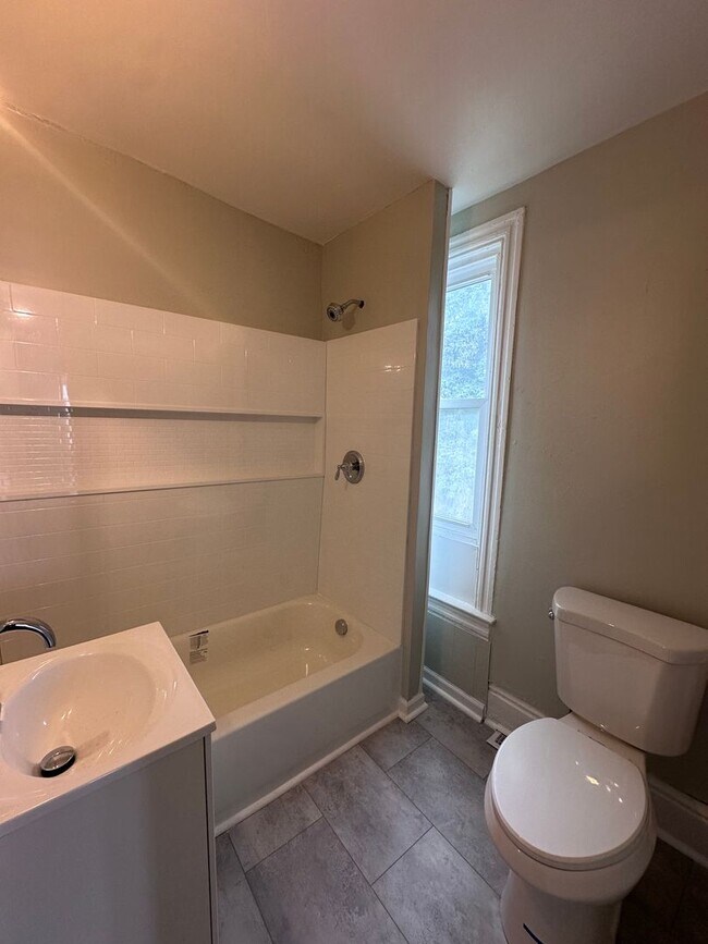 Building Photo - Large 3 bedroom 1 bath house for rent with small yard