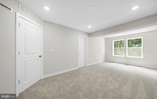 Building Photo - 242 Talucci Dr