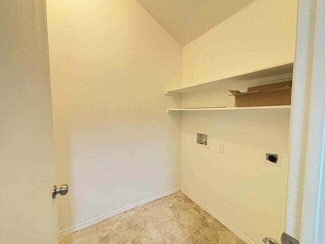 Building Photo - 830 W Colony Dr