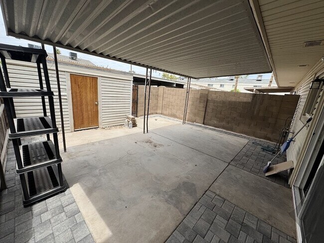 Building Photo - 6621 S La Rosa Dr