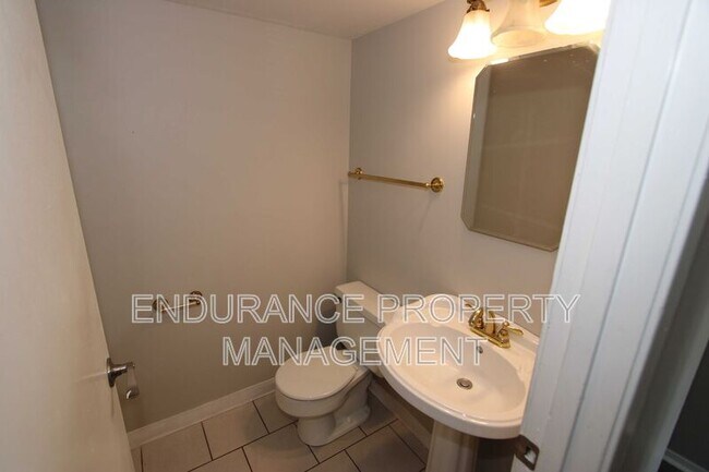 Building Photo - 2131 Kensington Dr